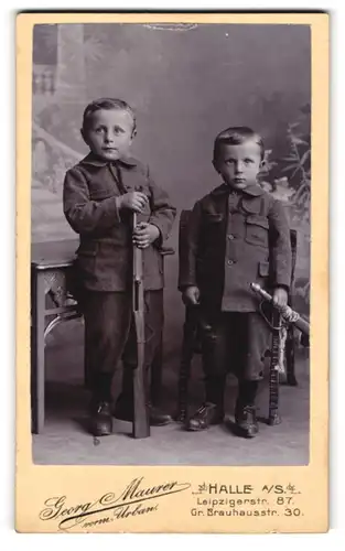 Fotografie Georg Maurer, Halle, Leipzigerstr. 87, Zwei kleine Geschwister in Uniform mit Gewehr in der Hand