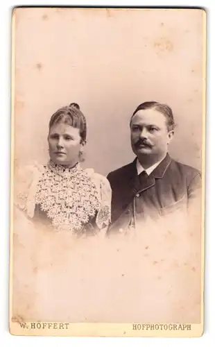 Fotografie W. Hoffert, Dresden, Prager-Str. 6, Gutbürgerliches Paar in eleganter Kleidung