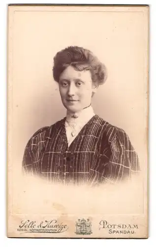 Fotografie Selle & Kuntze, Potsdam, Schwertfeger-Str. 14, Freundlich schauende Frau in kariertem Kleid