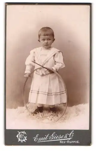 Fotografie Emil Giese & Co., Neu-Ruppin, Süsses Mädchen im Matrosenkleid und Reifen in der Hand