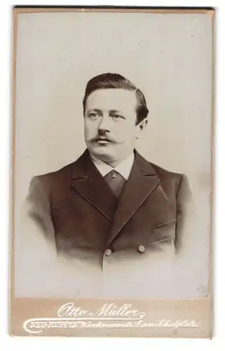 Fotografie Otto Müller, Neu-Ruppin, Wiechmannstr. 8, Eleganter Mann mit Schnauzbart im Anzug