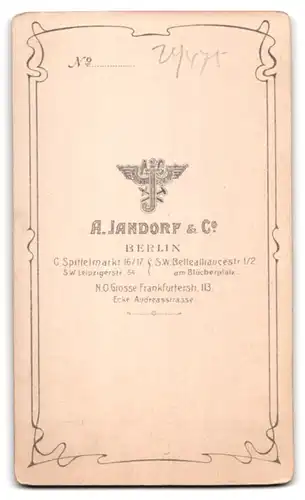 Fotografie A. Jandorf & Co., Berlin, C. Spittelmarkt 16 /17, Kleines Mädchen im weissen Kleid mit Tennischläger und Ball