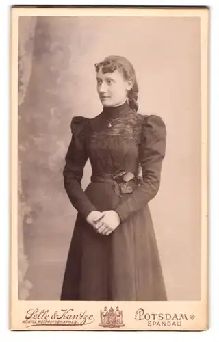 Fotografie Selle & Kuntze, Potsdam, Schwertfeger-Str. 14, Elegante Frau im schwarzen Kleid