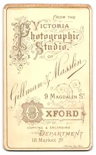 Fotografie Gillman & Masslin, Oxford, 9 Magdalen St., Junger Herr mit eingeschränkten Armen