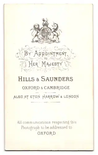 Fotografie Hills & Saunders, Oxford, Gutbürgerlicher Herr im Anzug mit Ansteckblume
