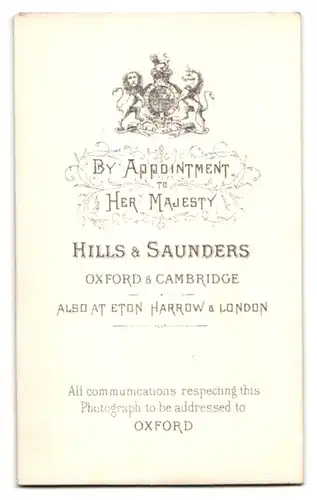Fotografie Hills & Saunders, Oxford, Gutbürgerlicher Herr im Mantel mit Krawatte