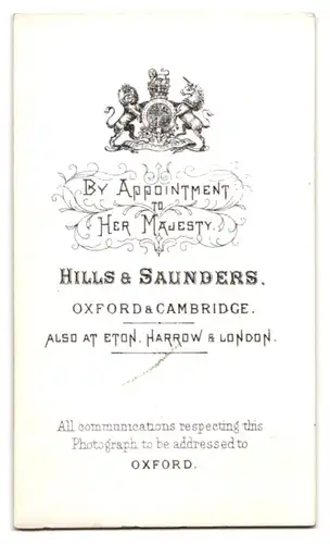 Fotografie Hills & Saunders, Oxford, Gutbürgerlicher Mann sitzt im Sessel