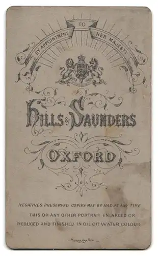 Fotografie Hills & Saunders, Oxford, Ältere Dame im Kleid mit Kopfbedeckung