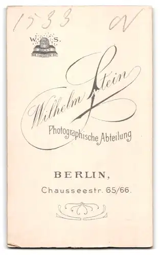 Fotografie Wilhelm Stein, Berlin, Chausseestr. 65 /66, Gutbürgerliche Dame im Kleid mit Kragen