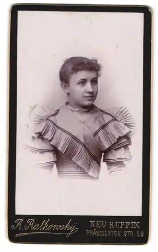Fotografie Robert Ratkowsky, Neu Ruppin, Präsidenten Str. 58, Junge Dame im Kleid mit Halskette