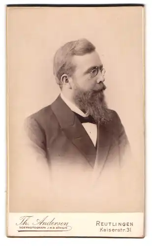 Fotografie Th. Andersen, Reutlingen, Kaiserstr. 31, Mann mit Vollbart und Zwicker