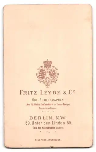 Fotografie Fritz Leyde & Co., Berlin N. W., Unter den Linden 59, Bursche in eleganter Kleidung
