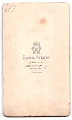 Fotografie Globus Atelier, Berlin c., Rosenthaler-Str. 53 /54, Süsses Kleinkind im weissen Kleid