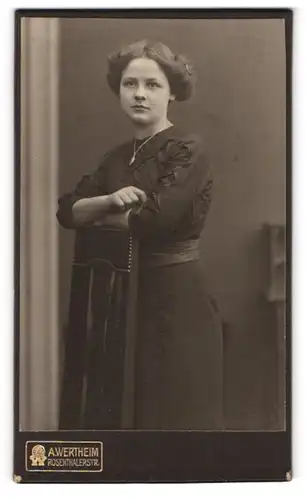 Fotografie A. Wertheim, Berlin, Rosenthalerstr., Junge Dame im Kleid mit Halskette