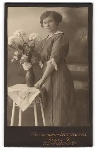 Fotografie Photographie Germania, Hagen i. W., Elberfelderstr. 29, Hübsche Dame posiert mit Blumen