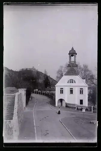Fotografie Brück & Sohn Meissen, Ansicht Niederlössnitz, Altfriedstein, Strassenansicht mit Kirche / Kapelle