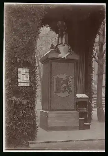 Fotografie Brück & Sohn Meissen, Ansicht Meissen i. Sa., Kriegssäule mit Wappen & Ritterhelm