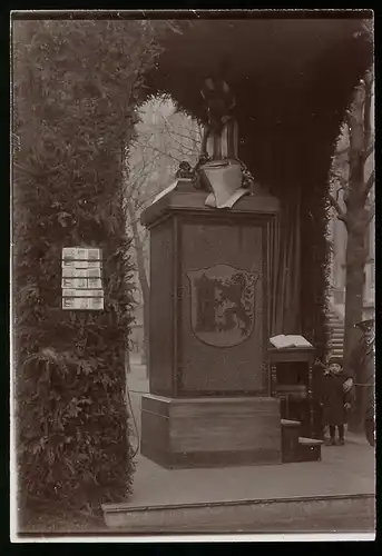 Fotografie Brück & Sohn Meissen, Ansicht Meissen i. Sa., Kriegssäule mit Ritterhelm & Wappen