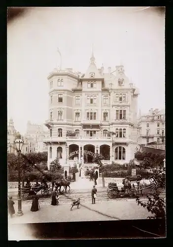 Fotografie Brück & Sohn Meissen, Ansicht Karlsbad, Savoy Westend Hotel & Pferdekutschen