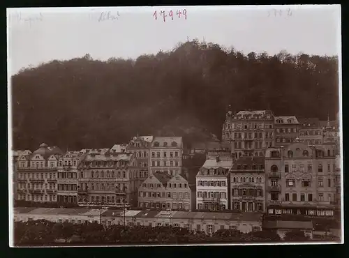 Fotografie Brück & Sohn Meissen, Ansicht Karlsbad, Blick auf die Alte Wiese mit Hotels goldene Krone, Strauss, Grünbaum