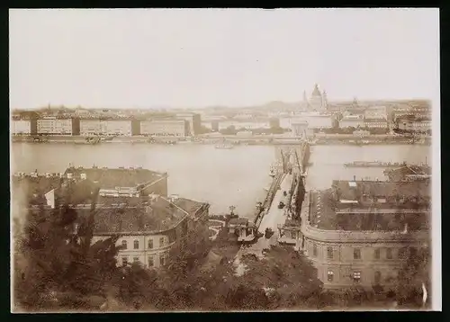 Fotografie Brück & Sohn Meissen, Ansicht Budapest, Blick über die Kettenbrücke und Donau nach der Stadt