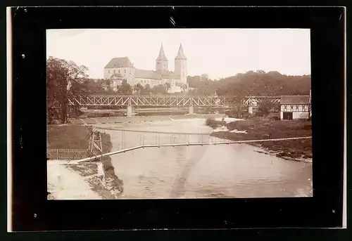 Fotografie Brück & Sohn Meissen, Ansicht Rochlitz i. Sa., Blick auf den Schwankenden Steg und Schloss, Spiegelverkehrt