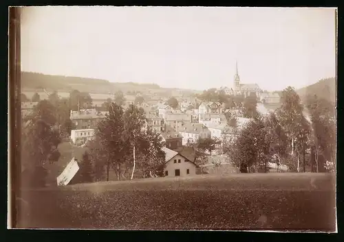 Fotografie Brück & Sohn Meissen, Ansicht Bad Elster, Blick in die die Stadt mit der Kirche