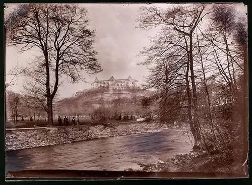 Fotografie Brück & Sohn Meissen, Ansicht Karlsbad, Partie im Park mit Blick nach dem Hotel Imperial