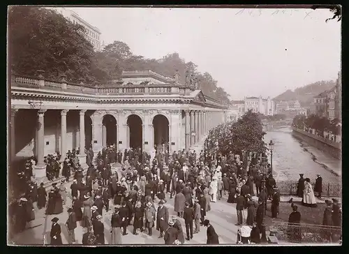 Fotografie Brück & Sohn Meissen, Ansicht Karlsbad, Menschenmassen an der Mühlbrunnen - Kolonnade