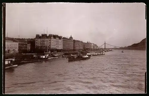 Fotografie Brück & Sohn Meissen, Ansicht Budapest, Dampfschiff am Bootsanleger mit Blick zur Stadt