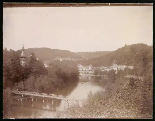 Fotografie Brück & Sohn Meissen, Ansicht Giesshübl-Sauerbrunn, Blick auf den Ort mit alter Holzbrücke