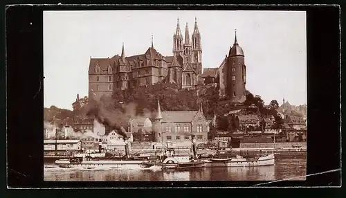 Fotografie Brück & Sohn Meissen, Ansicht Meissen i. Sa., Raddampfer vor der Stadt mit der Albrechtsburg