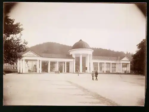 Fotografie Brück & Sohn Meissen, Ansicht Marienbad, Blick auf den Ferdinandsbrunnen