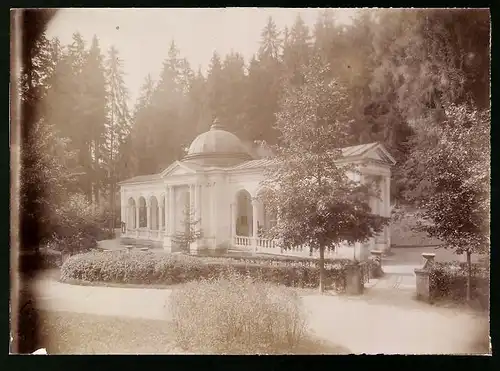 Fotografie Brück & Sohn Meissen, Ansicht Marienbad, Blick auf das Häuschen Waldquelle