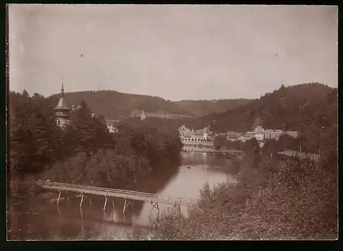Fotografie Brück & Sohn Meissen, Ansicht Giesshübl-Sauerbrunn, Blick auf den Ort mit alter Holzbrücke