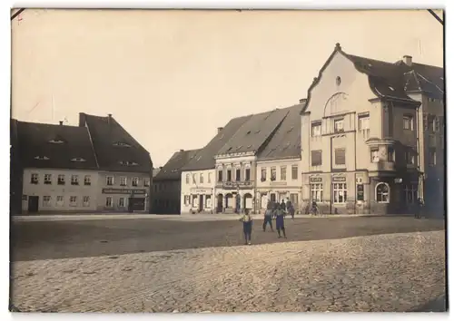 Fotografie Brück & Sohn Meissen, Ansicht Neustadt i. Sa., Blick auf den Markt mit Geschäften Hempel, Crotzner, Oliva