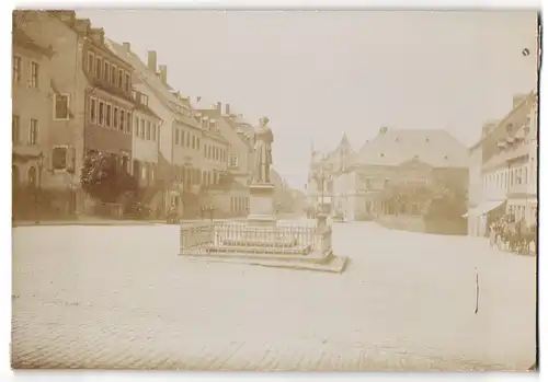 Fotografie Brück & Sohn Meissen, Ansicht Hainichen i. Sa., Marktplatz mit Gellert Denkmal und Geschäften