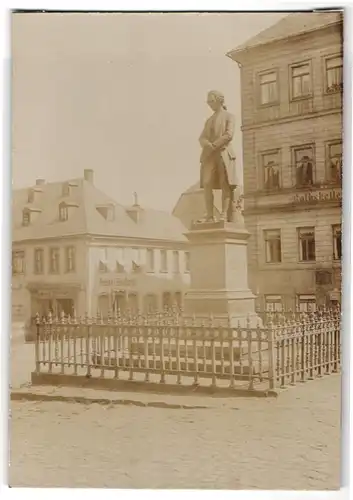 Fotografie Brück & Sohn Meissen, Ansicht Hainichen i. Sa., Partie am Gellert Denkmal auf dem Marktplatz vor dem Rathaus