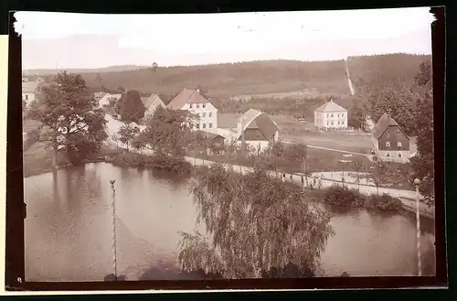 Fotografie Brück & Sohn Meissen, Ansicht Grillenburg, Blick auf den Ort mit Strassenpartie, Spiegelverkehrt