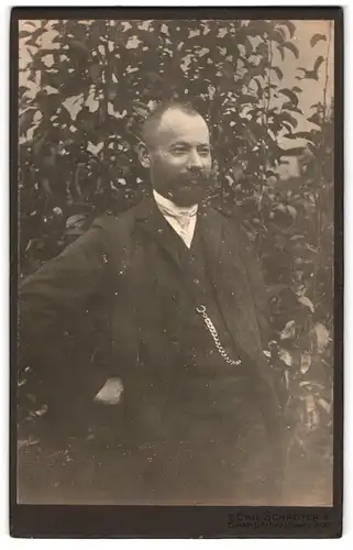 Fotografie Emil Schröter, Spandau, Potsdamer Str. 31-32, Herr mit Vollbart in elegantem Anzug