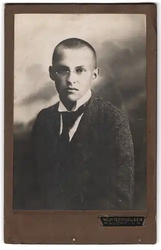 Fotografie W. Gerhauser, Adorf i. V., Knabe im Anzug mit Brille