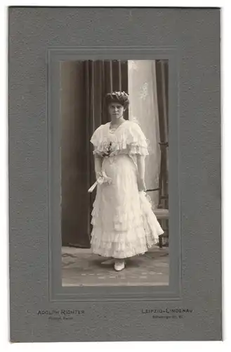 Fotografie Adolph Richter, Leipzig-Lindenau, Merseburger Str. 81, Hübsche junge Frau in weissem Rüschenkleid