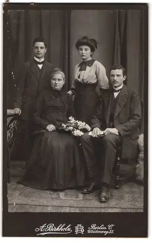 Fotografie A. Birkholz, Berlin O., Weidenweg 35, Familienfoto Mutter mit 3 Kinder