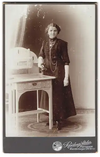 Fotografie Residenz-Atelier, Potsdam, Brandenburger-Str. 49-52, Schöne junge Dame in eleganter Kleidung