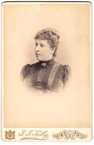 Fotografie I. F. Kolby, Zwickau, Kaiser Wilhelm Platz 31, Frau mit kurzen Haaren im Kleid