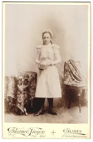 Fotografie Glarner-Fieger, Glarus, Untere Pressistrasse, Mädchen im weissen Kleid mit Buch in der Hand