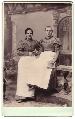Fotografie G. Steinmann, Uerzlikon-Kappel a. A., Zwei Schwestern in vertrauter Pose