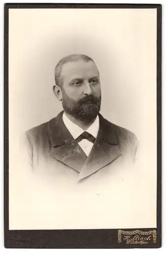 Fotografie H. Linck, Winterthur, St. Georgenstrasse 38, Eleganter Mann mit Vollbart