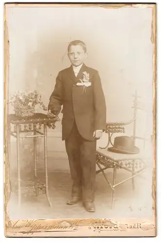 Fotografie Fotograf unbekannt, Werden a. d. R., Bursche im Anzug mit Steckblume