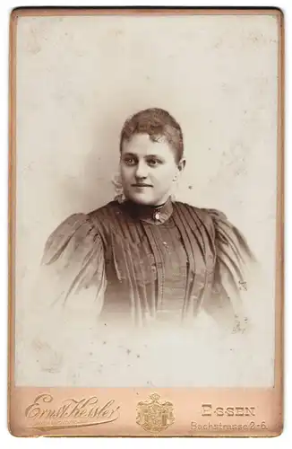 Fotografie Ernst Kessler, Essen, Bachstrasse 2-6, Junge Frau mit kurzen Haaren im Kleid